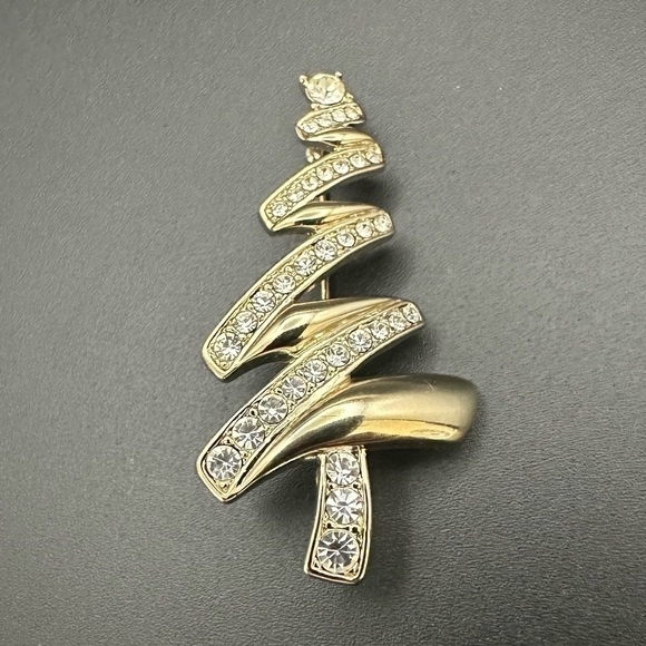 Christmas in July 🎄Vintage Monet Signed Brooch - Gold Toned with Clear Crystals - Picture 6 of 11